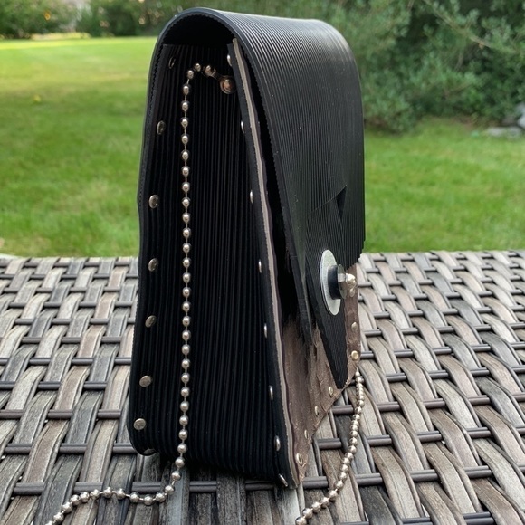 UPCYCLED Rubber Crossbody - Picture 4 of 11